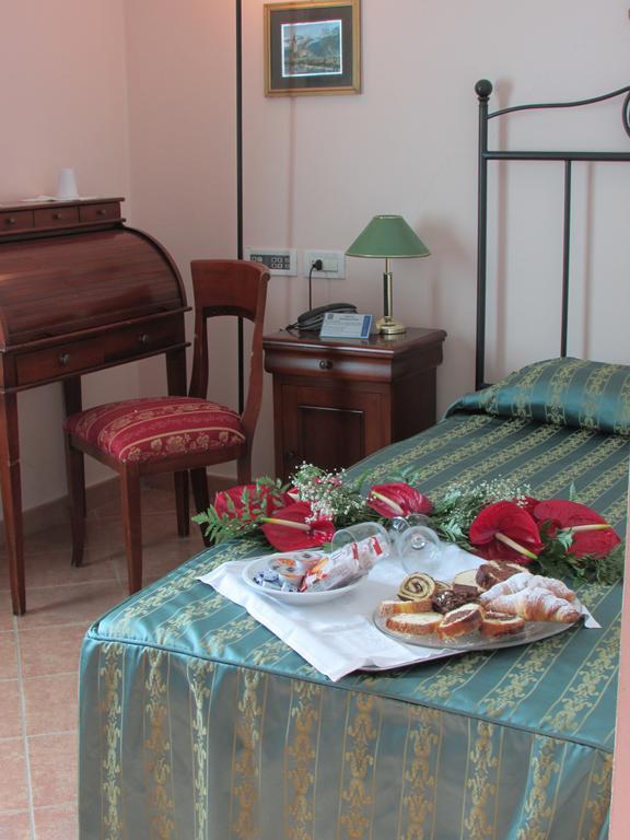 Emmaus Hotel Zafferana Etnea Δωμάτιο φωτογραφία