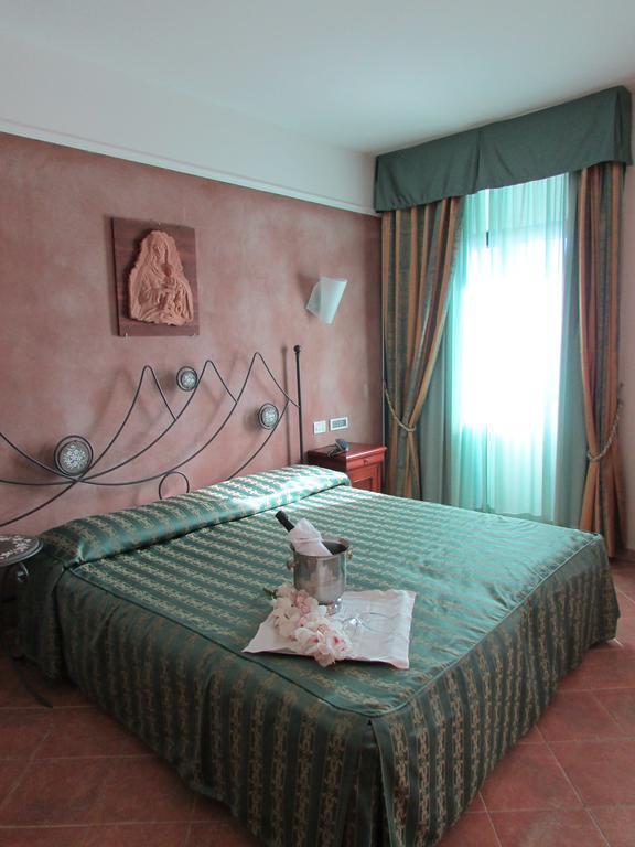 Emmaus Hotel Zafferana Etnea Δωμάτιο φωτογραφία