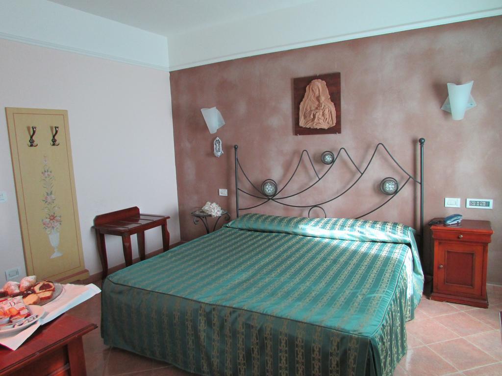 Emmaus Hotel Zafferana Etnea Δωμάτιο φωτογραφία