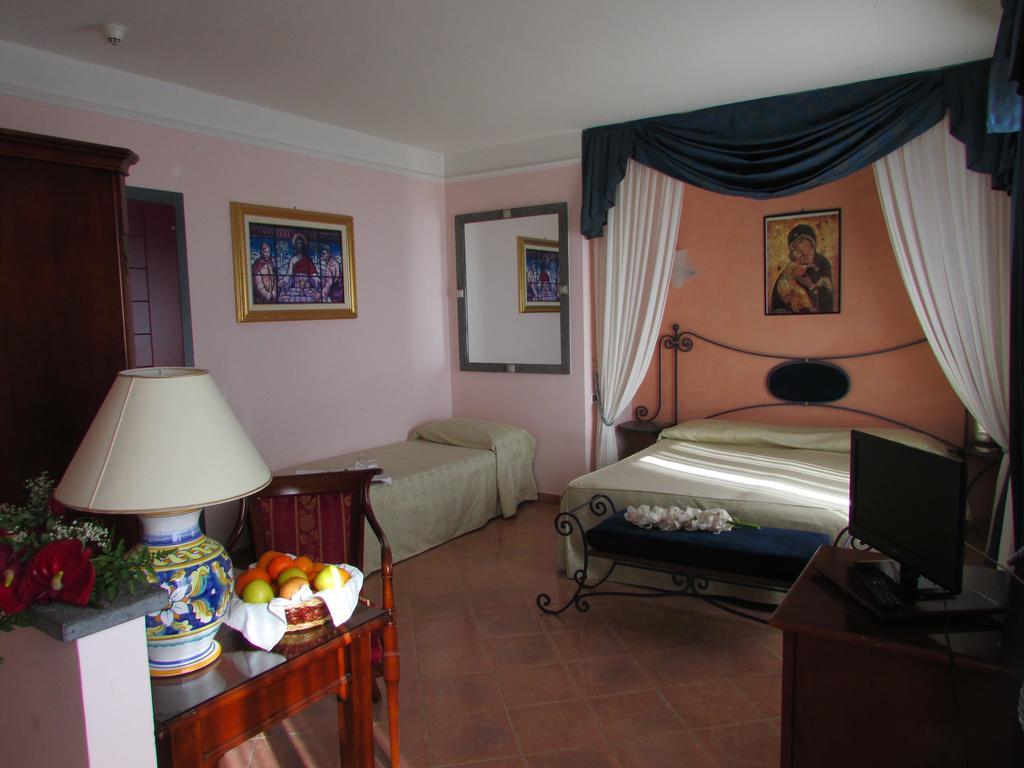 Emmaus Hotel Zafferana Etnea Δωμάτιο φωτογραφία